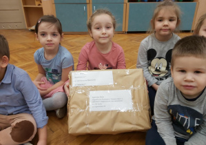 Dzieci szykują paczkę do wysłania